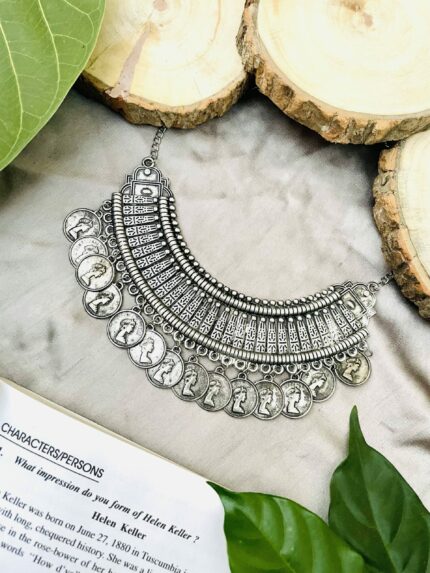 Nomita necklace