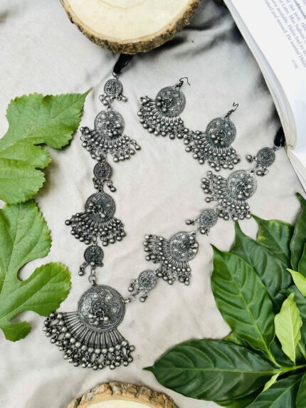 Arifa long necklace