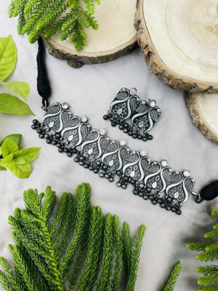Devina necklace