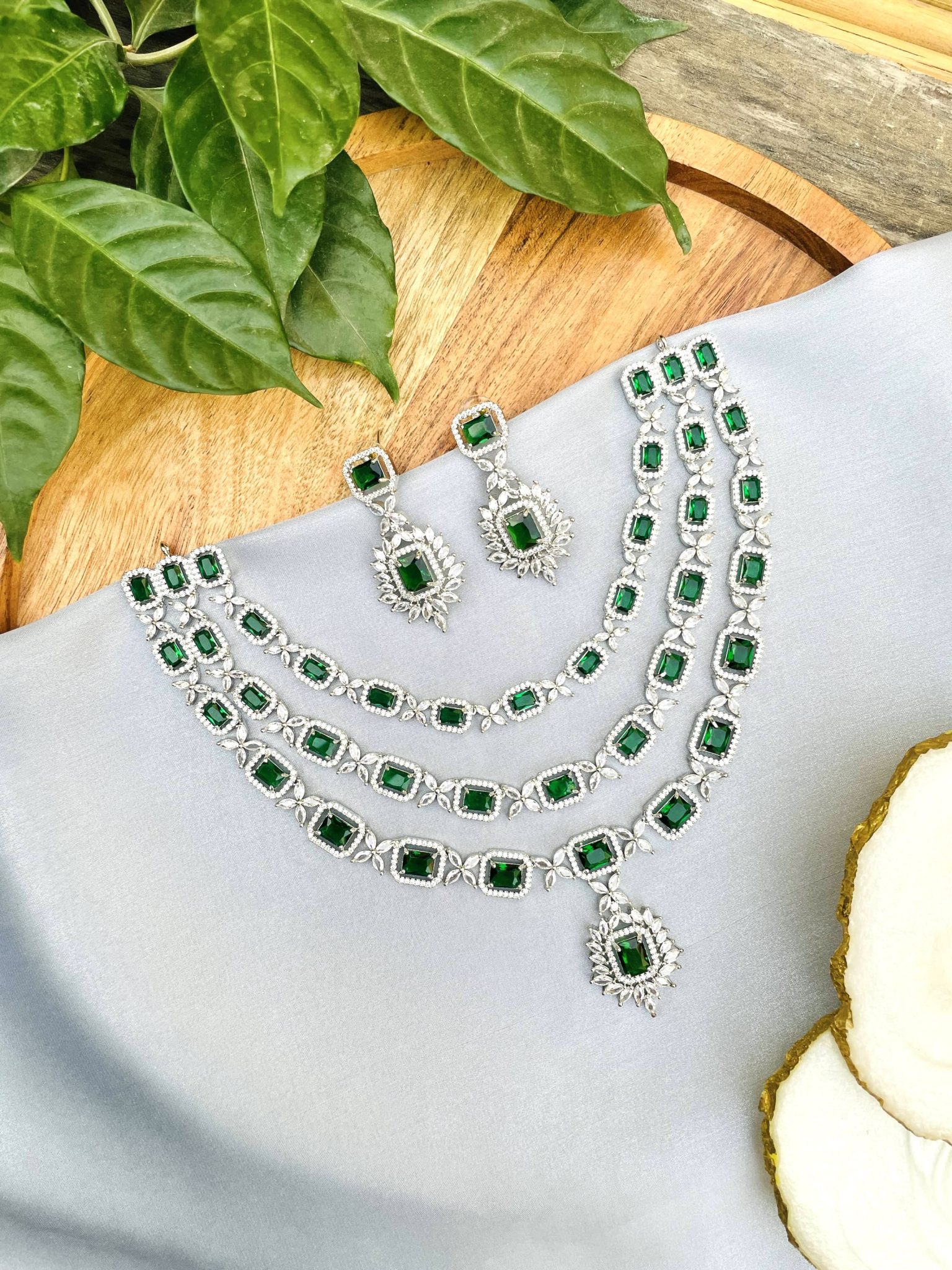 Aggregate more than 150 green layered necklace