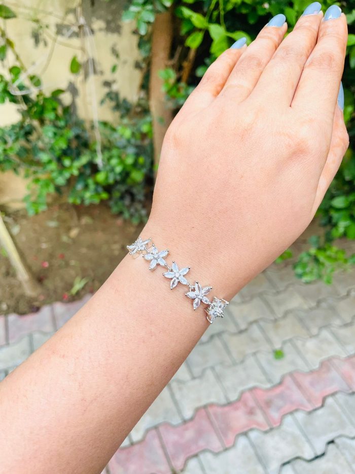 e3b8a81a-a985-4dc7-b393-42a7266e08e3 Flower ad bracelet - Image 1