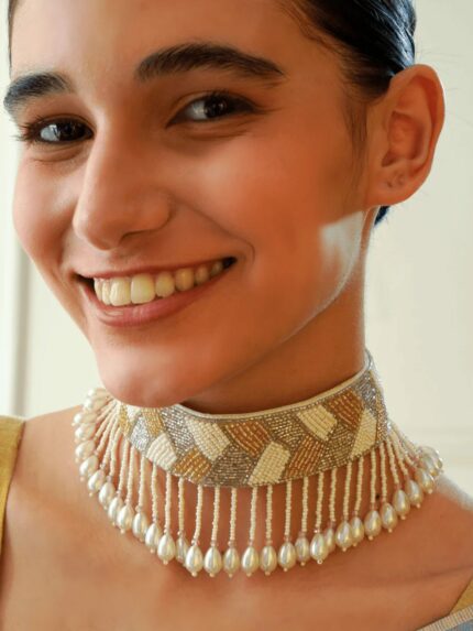 Pattern beaded necklace