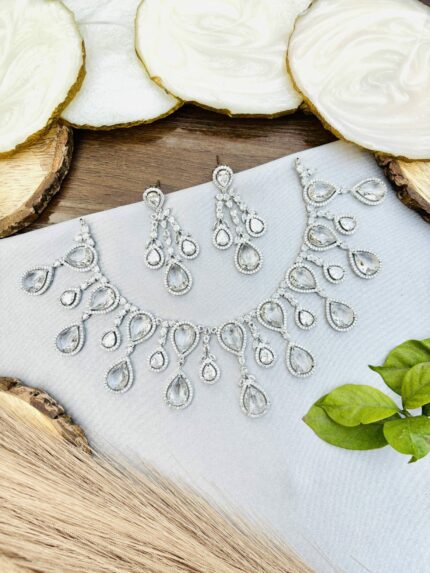 Nora ad necklace white
