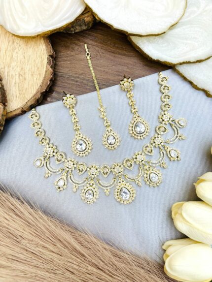 Chandelier ad necklace Gold