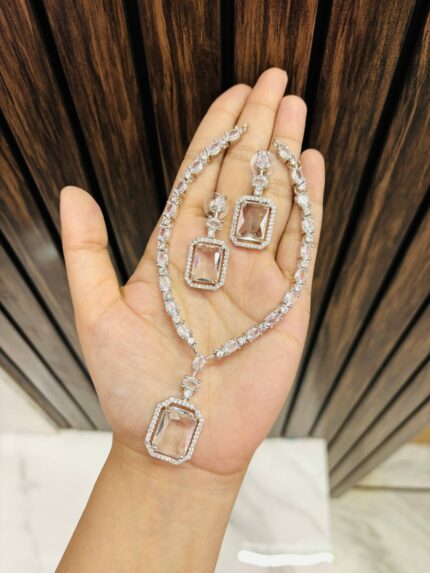 Ayesha Ad necklace white