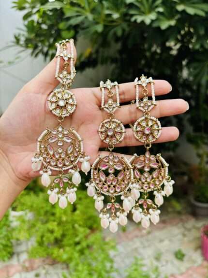 Earrings with mangtika white