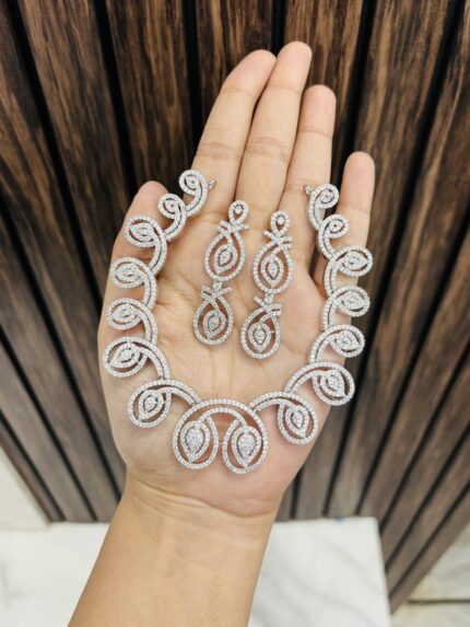 Curly Ad necklace