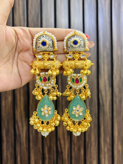 Lobika leaf brass earrings Mint