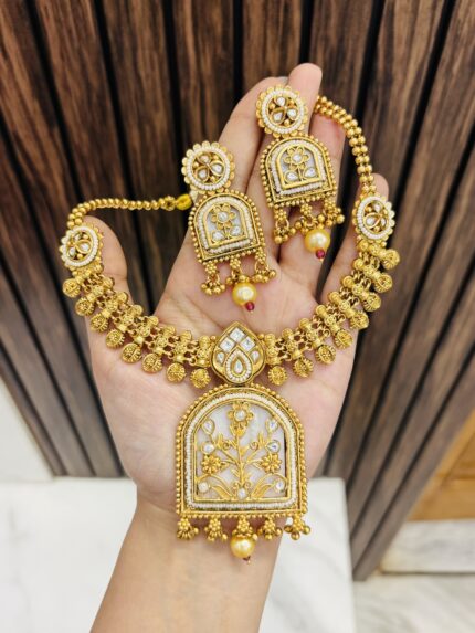 kareena gold a like necklace