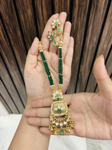 Light weight gold a like necklace Green